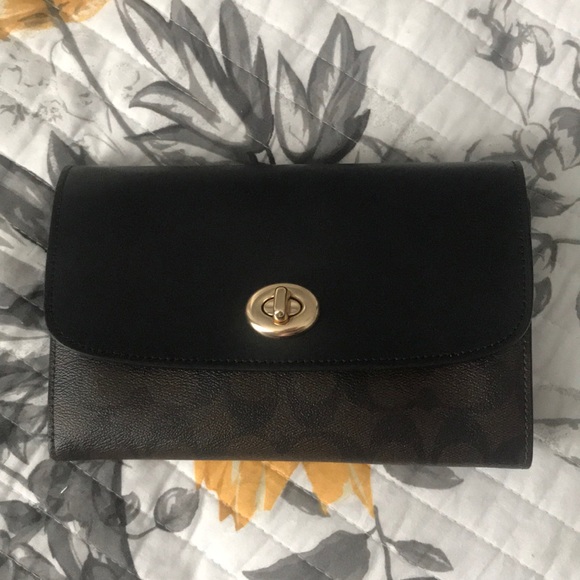 Coach - Picture 2 of 8